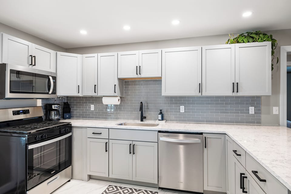 Fully equipped kitchen with dishwasher and applicances