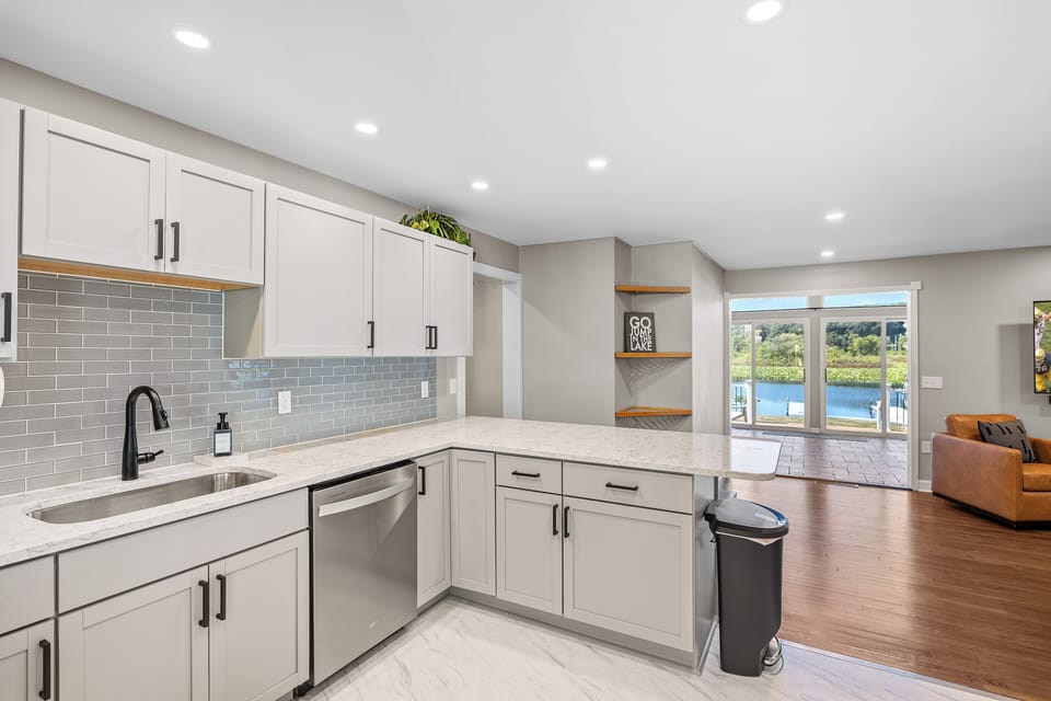 Fully equipped kitchen with dishwasher and applicances