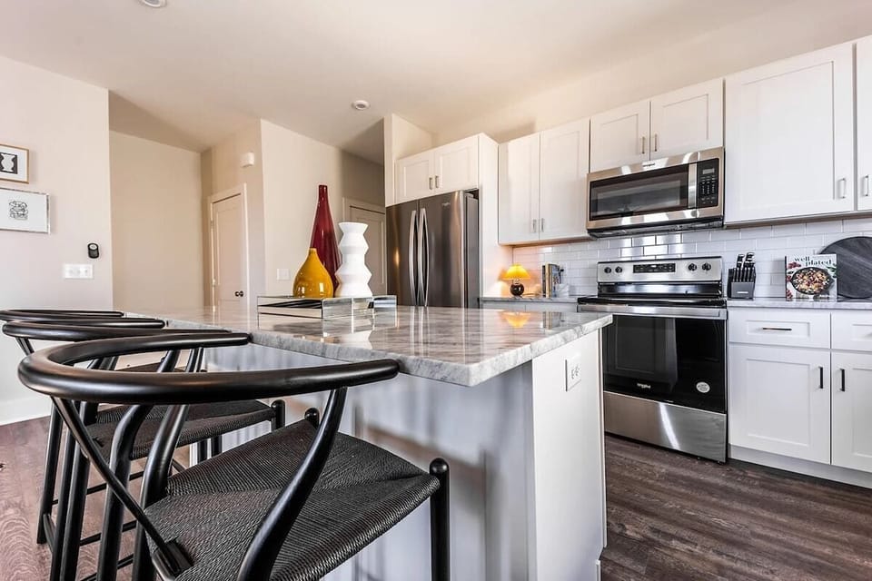 Full kitchen with breakfast bar