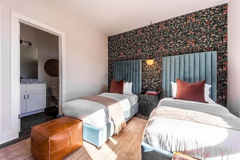 Fourth bedroom with two twin beds and ensuite bathroom