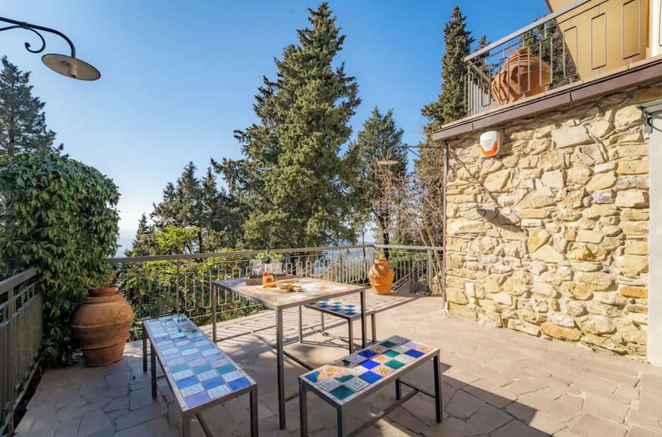 Left side garden with table for breakfast