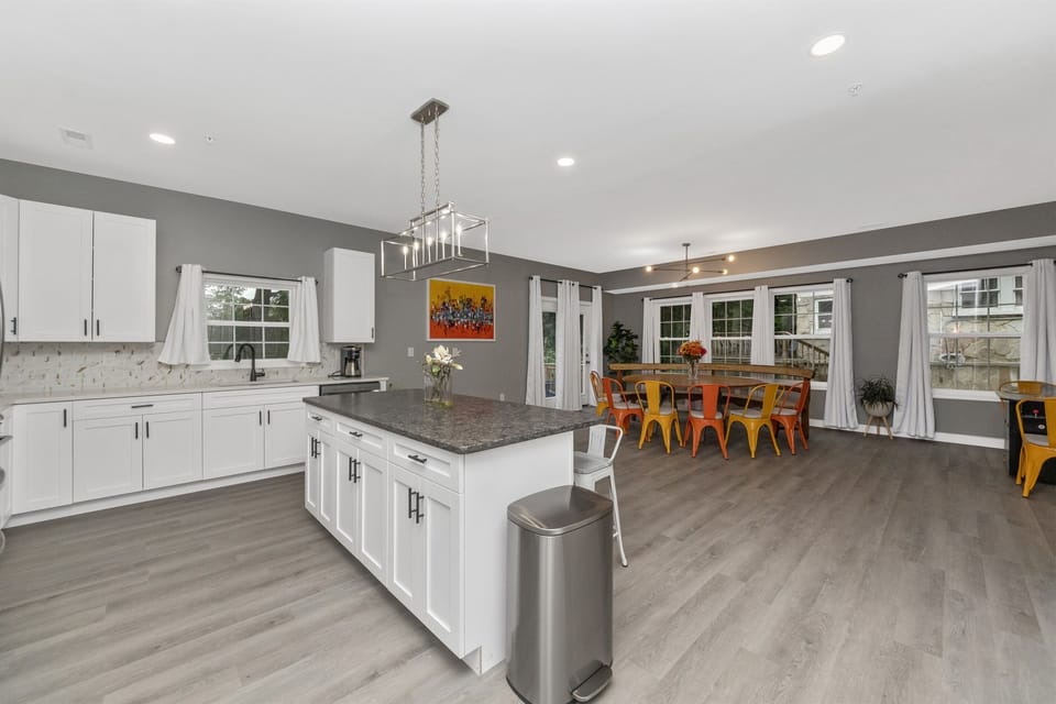 332 Kitchen and dining area