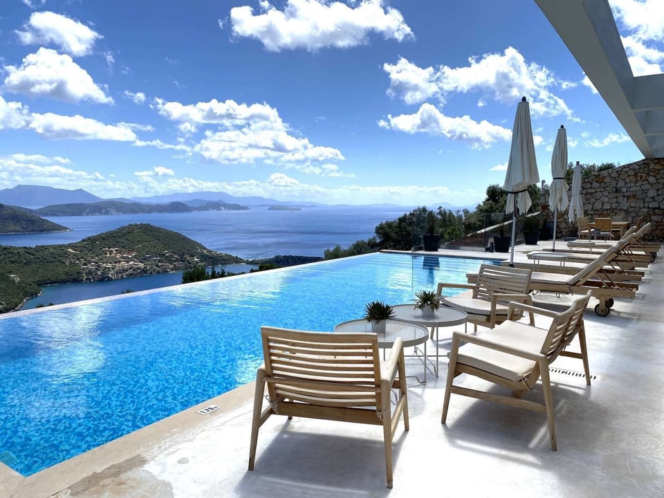 Pool and Sea view