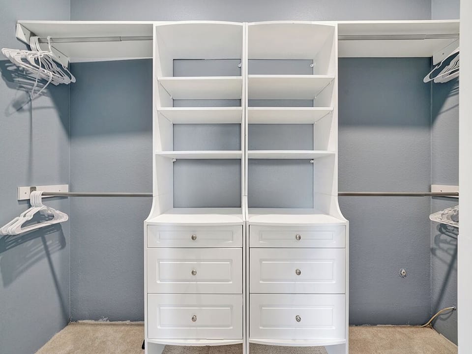 Walking closet for your vacation clothes