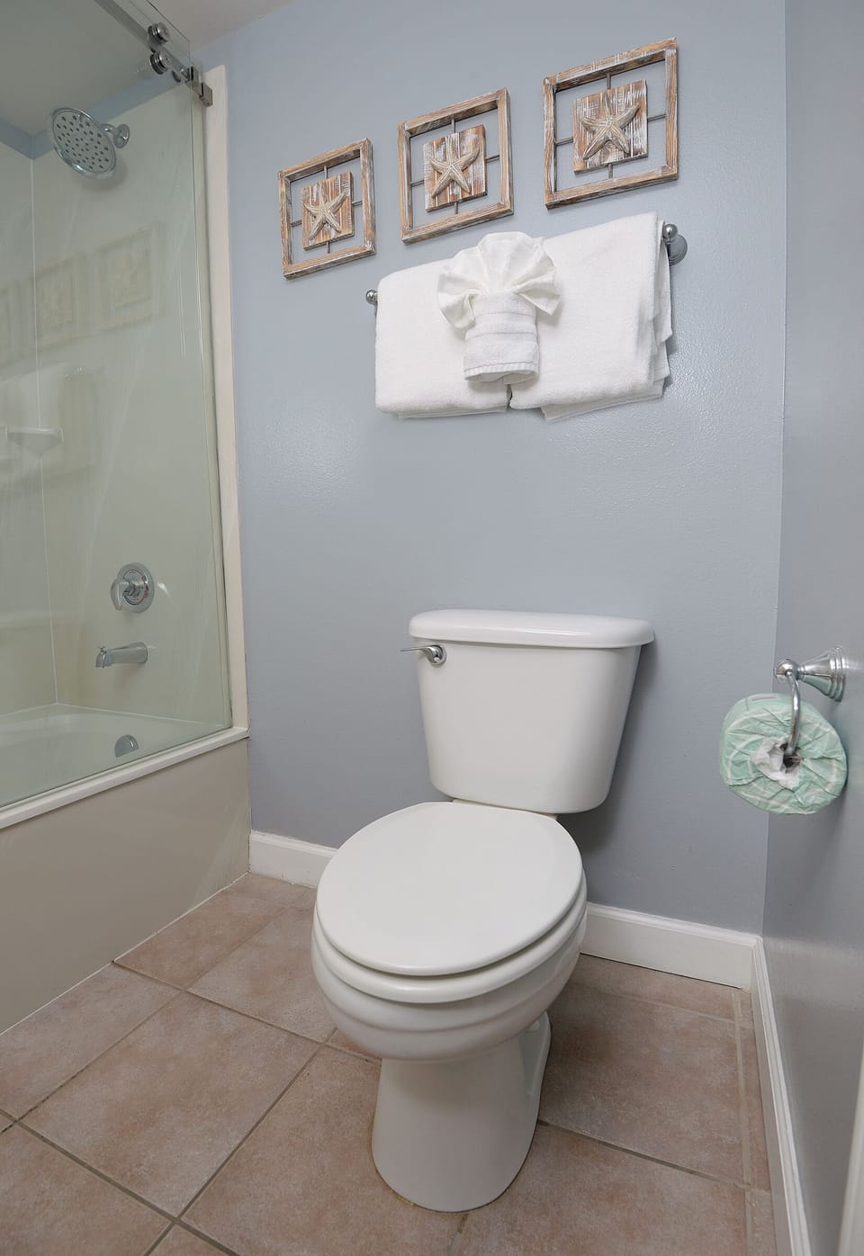 King Bathroom
Toilet area/Shower