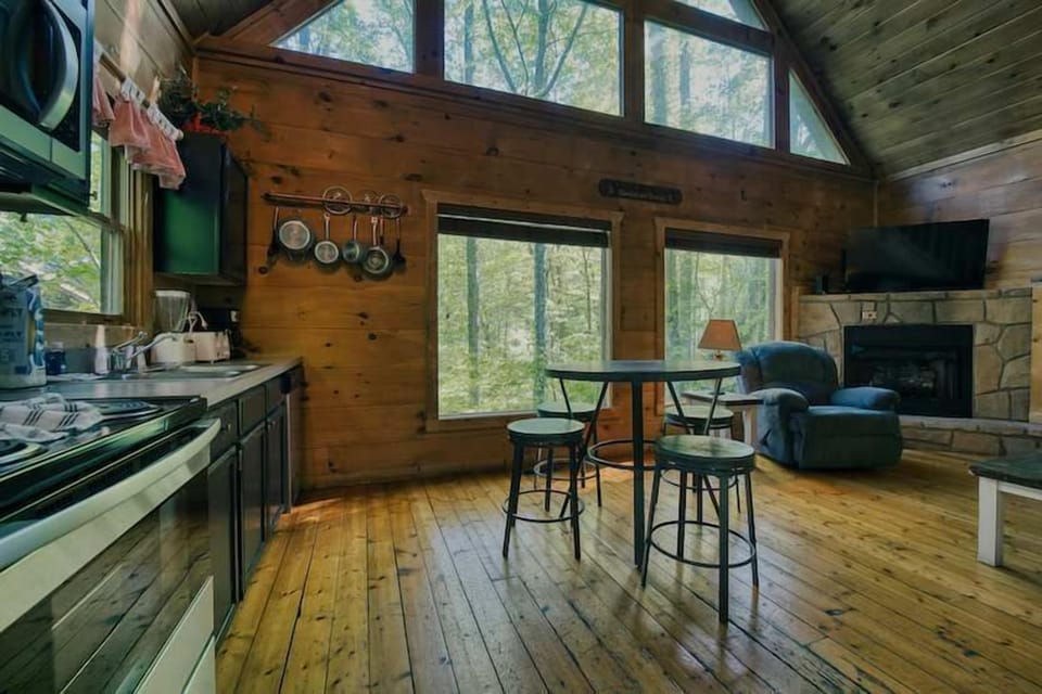 The cozy, eat-in kitchen area offers ample space & all the comforts of home