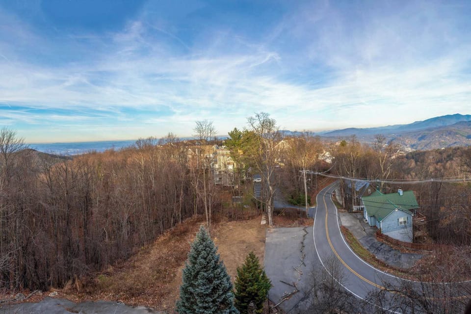 The back deck offers different levels, each ideal for taking in the view!