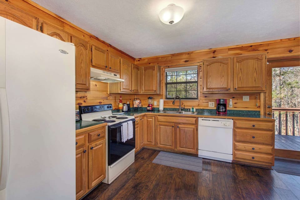 Full kitchen to ship up your favorite meals