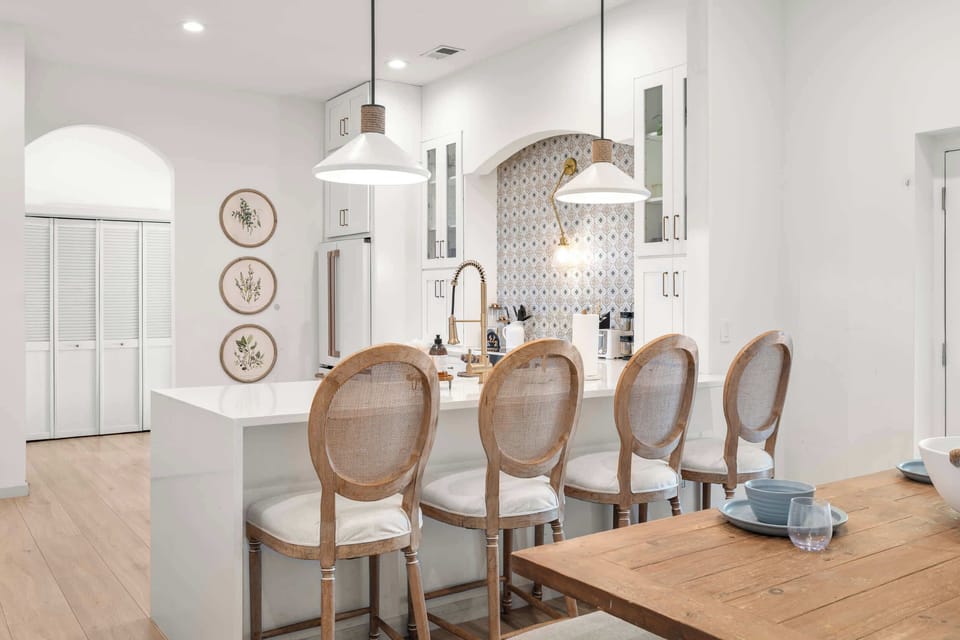 Enjoy coffee & quick bites at the kitchen counter, seating 4