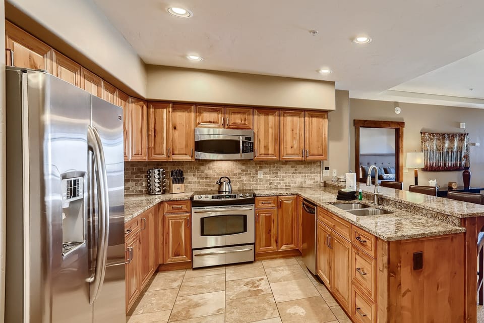 Additional counter seating at full kitchen