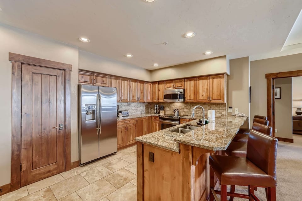 Additional counter seating at full kitchen