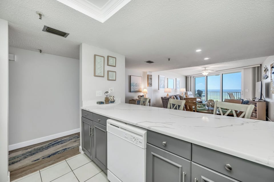 Breakfast bar/island with a gulf view!