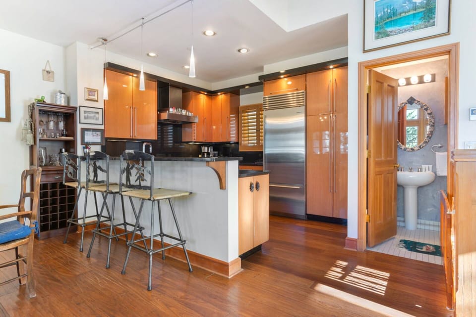 Fully Stocked Kitchen with all you need for a holiday meal!