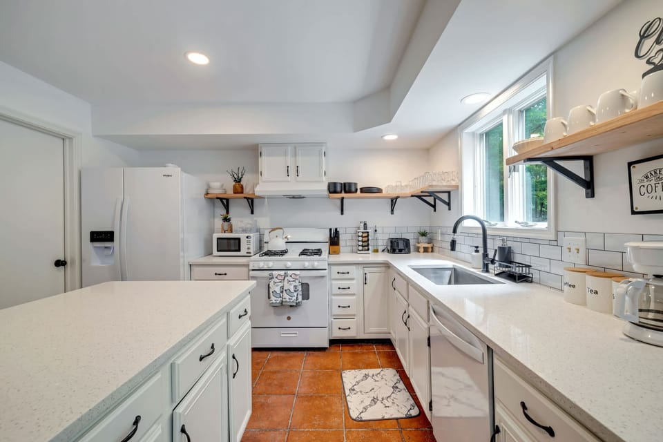 A bright and airy kitchen, it's a feast for the eyes! The clean lines, ample counter space, natural light, and gleaming surfaces create a luxurious and inviting space. 