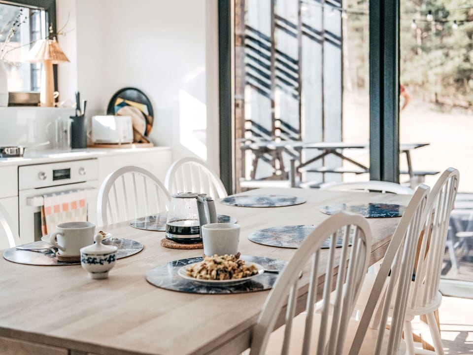 Table, Tableware, Property, Dishware, Wood, Interior Design, Architecture, Plate, Shelf, Living Room