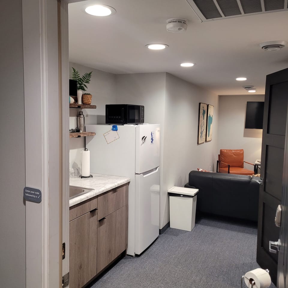 Kitchenette with coffee (both cups or grounds) microwave, refrigerator, toaster oven, hot plate, pans, glasses, cups, drink shaker and wine opener. All the linens. 