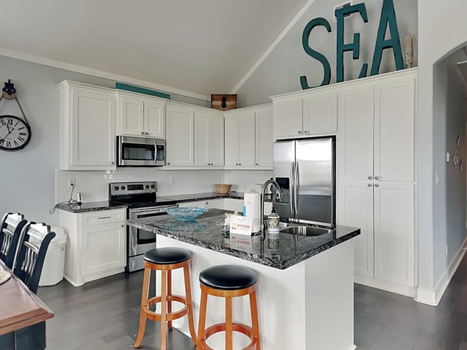 Kitchen with Breakfast Bar