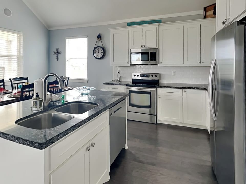 Full Sized Kitchen