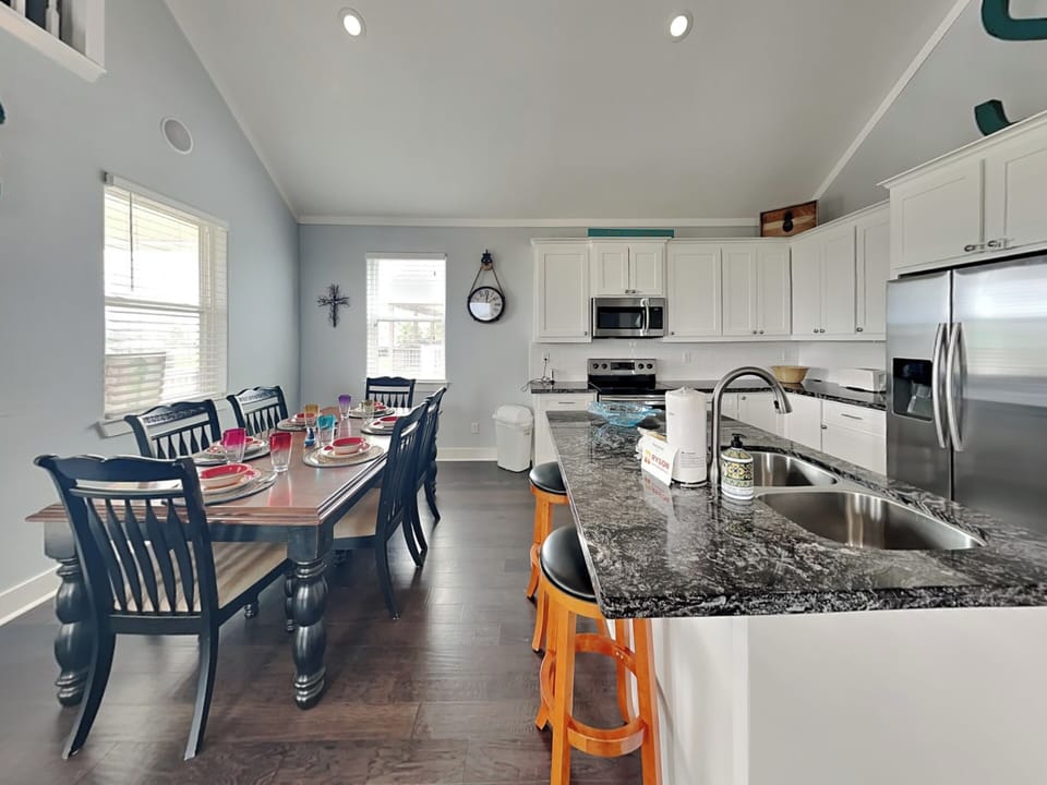 Kitchen & Dining