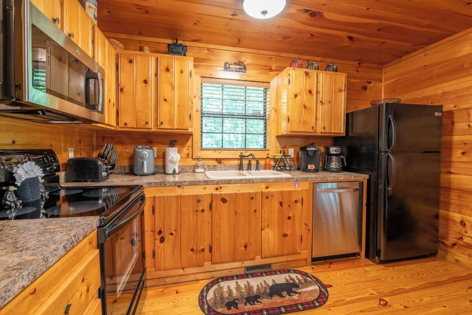 Twisting Pines' fully-equipped kitchen