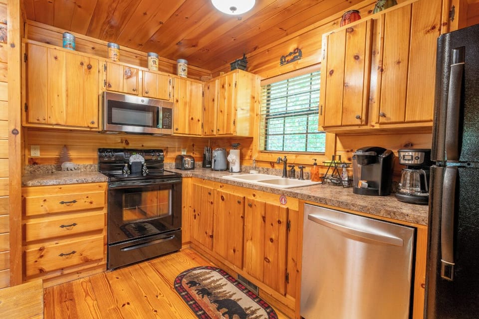 Twisting Pines' fully-equipped kitchen