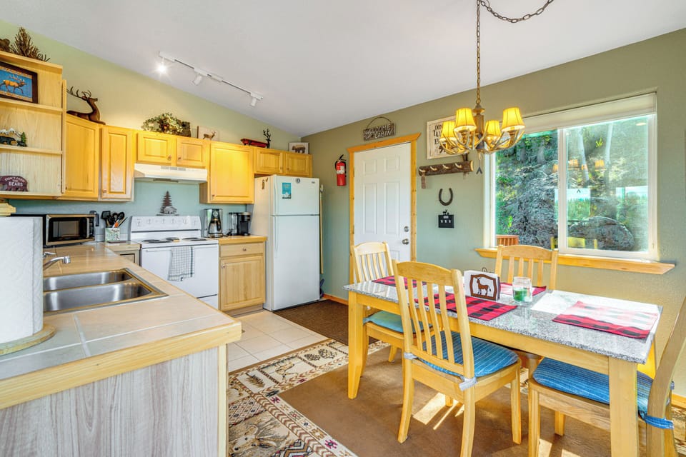 Kitchen | Cooking Basics | Drip & Keurig Coffee Makers | Upper Level