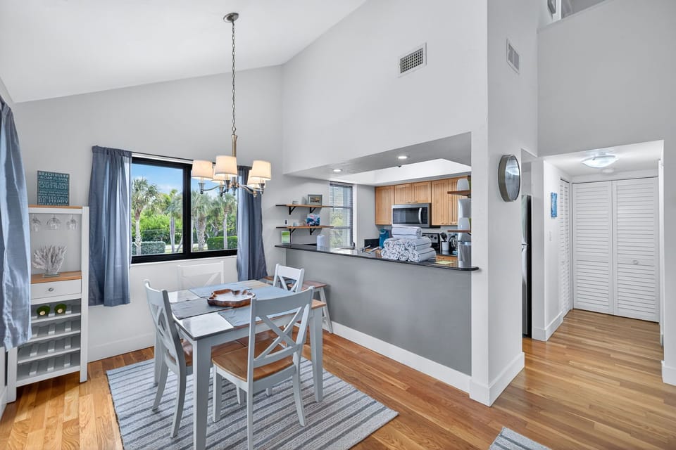 Dining table with seating for (4)