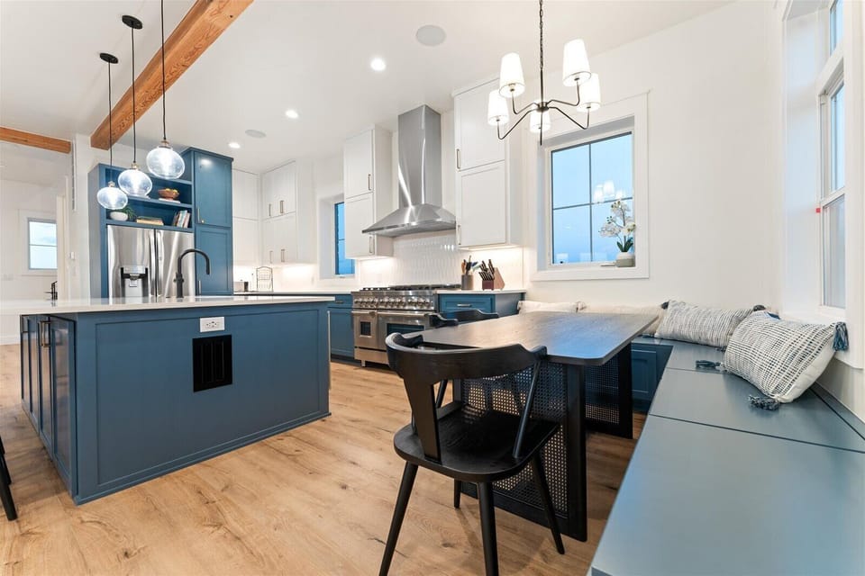 Banquette seats 4-6 guests