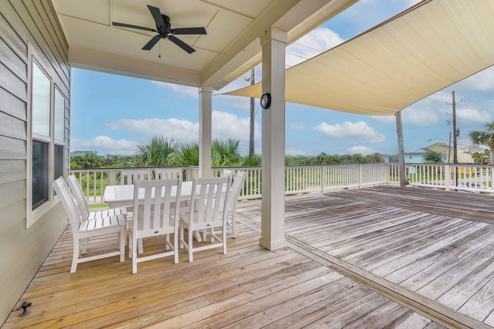 Deck | Gas Grill | Outdoor Dining Area
