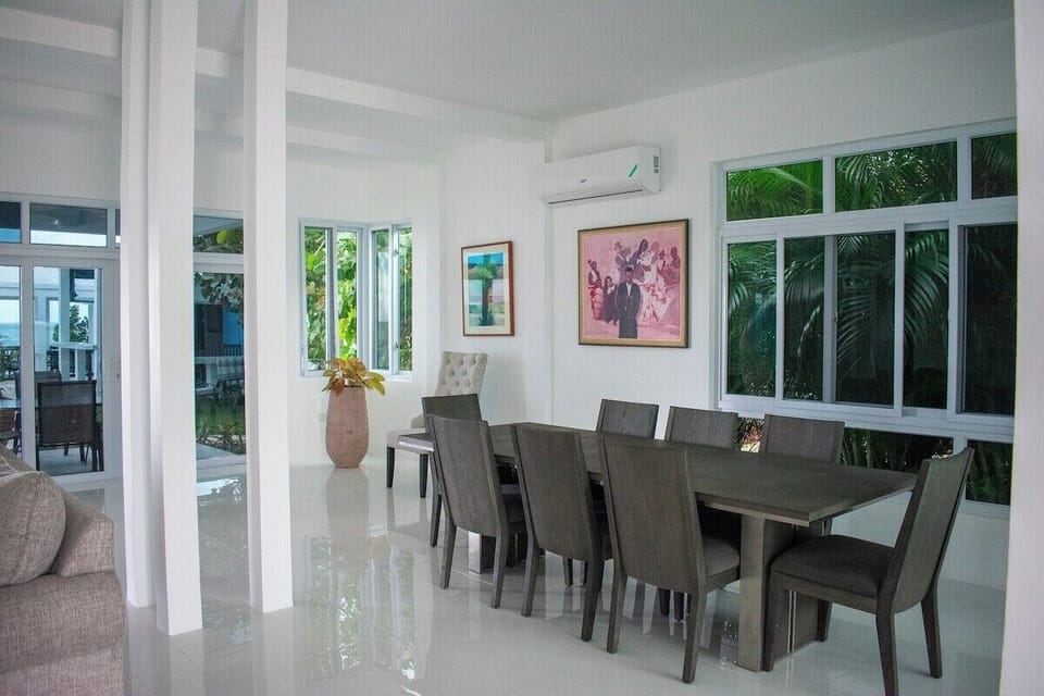Windward - 5BR Ocean Front Villa w/ Staff (1246)
