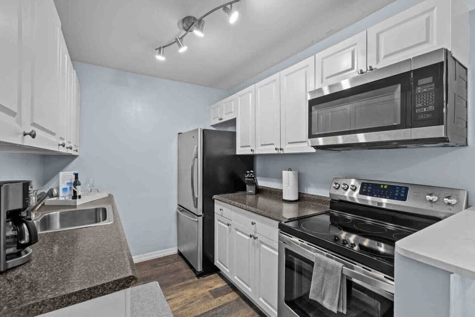 Fully stocked kitchen with brand new appliances. Coffee Machine, coffee, sugar, creamer provided. Sandwich grill, blender, toaster and all cooking and dinning essentials.