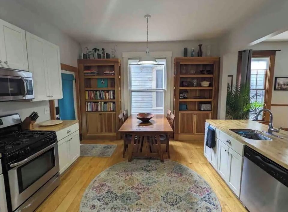 Kitchen table - seats 4.
You can expand it, if needed.
Need help? Just ask !