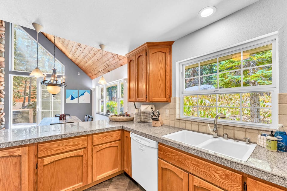 Kitchen: Well-equipped kitchen, Keurig, French Press, kitchen bar with 3 barstools