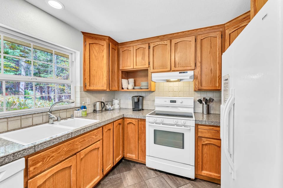 Kitchen: Well-equipped kitchen, Keurig, French Press, kitchen bar with 3 barstools