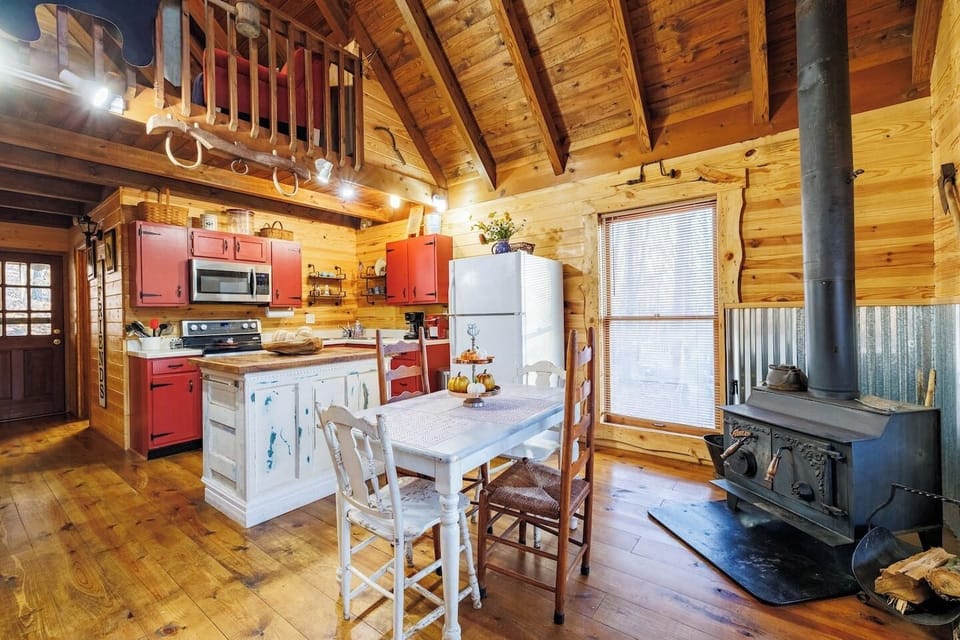 Bird`s Eye View – Cozy dining space with a country-style table, perfect for family meals.