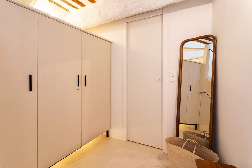 Elegant entry with built-in cabinets 