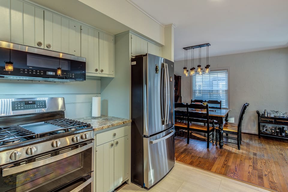 North unit equipped with a double stove and large Frig/Freezer