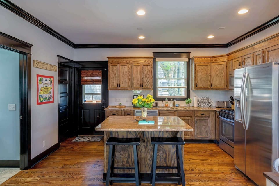 The open Kitchen is very well equipped and offers Counter Seating for 2