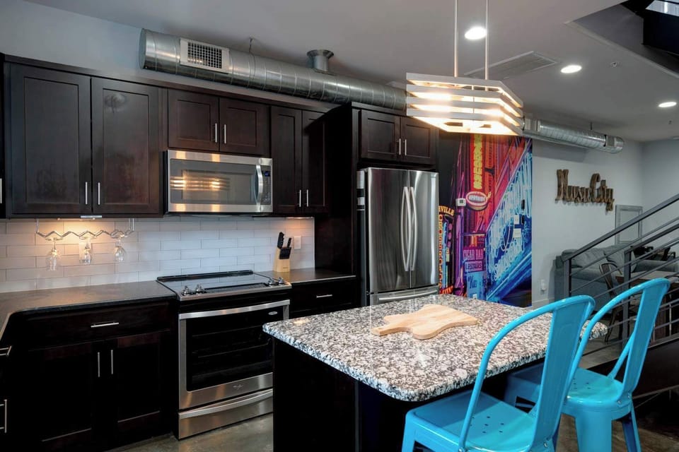 Fully equipped kitchen with counter seating