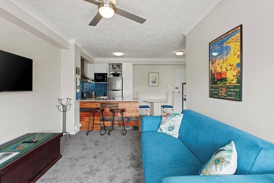 Feel at home in the tastefully designed living area connected to the kitchen where you can spend evenings watching the telly and unwinding on the sofa.
