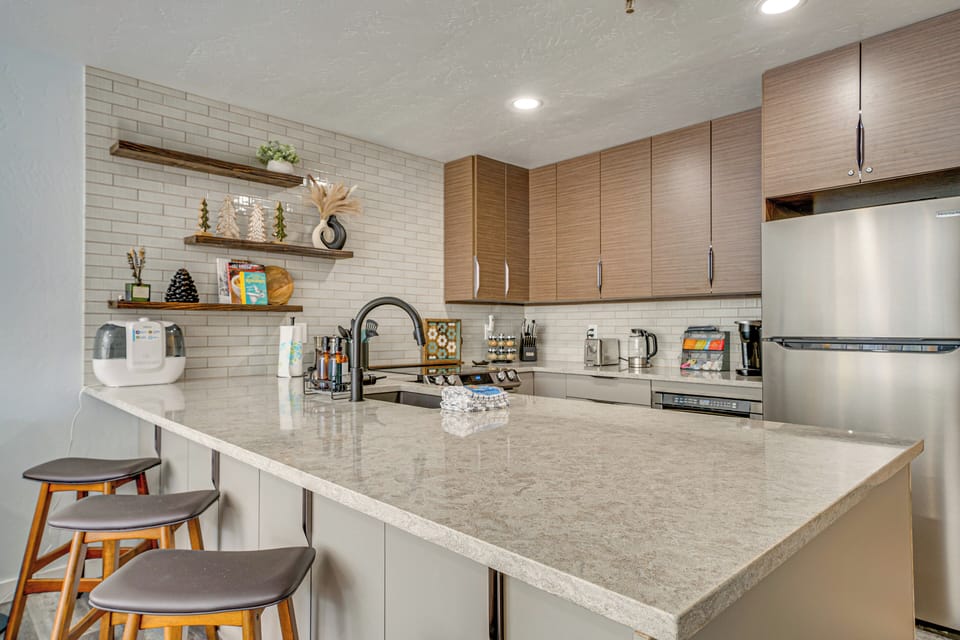Dining Area | Dishware & Flatware Provided | Central A/C & Heat