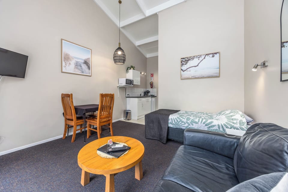 Unit 6 Lounge (2)