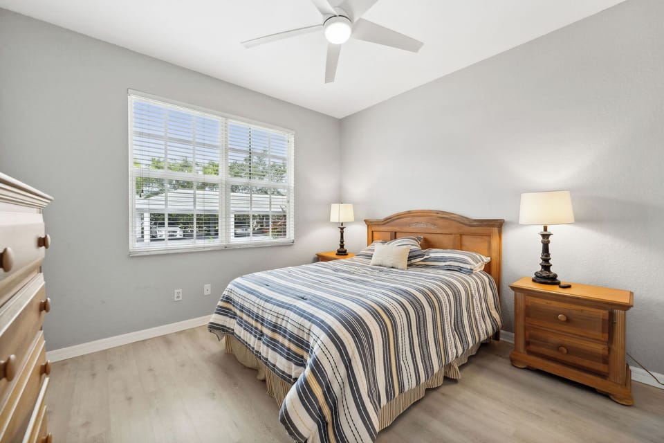 Guest bedroom - queen bed