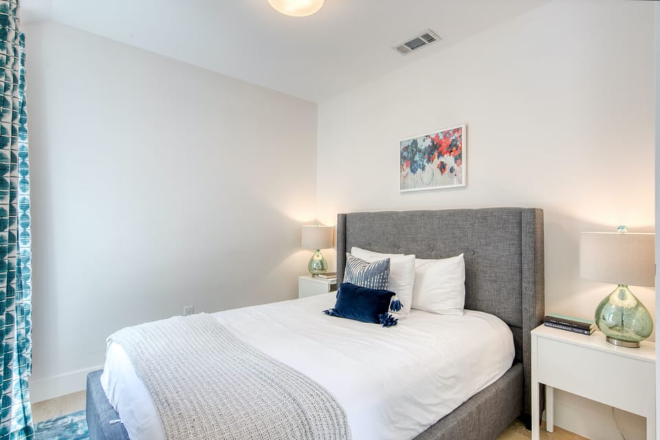 2nd Bedroom: Queen Bed