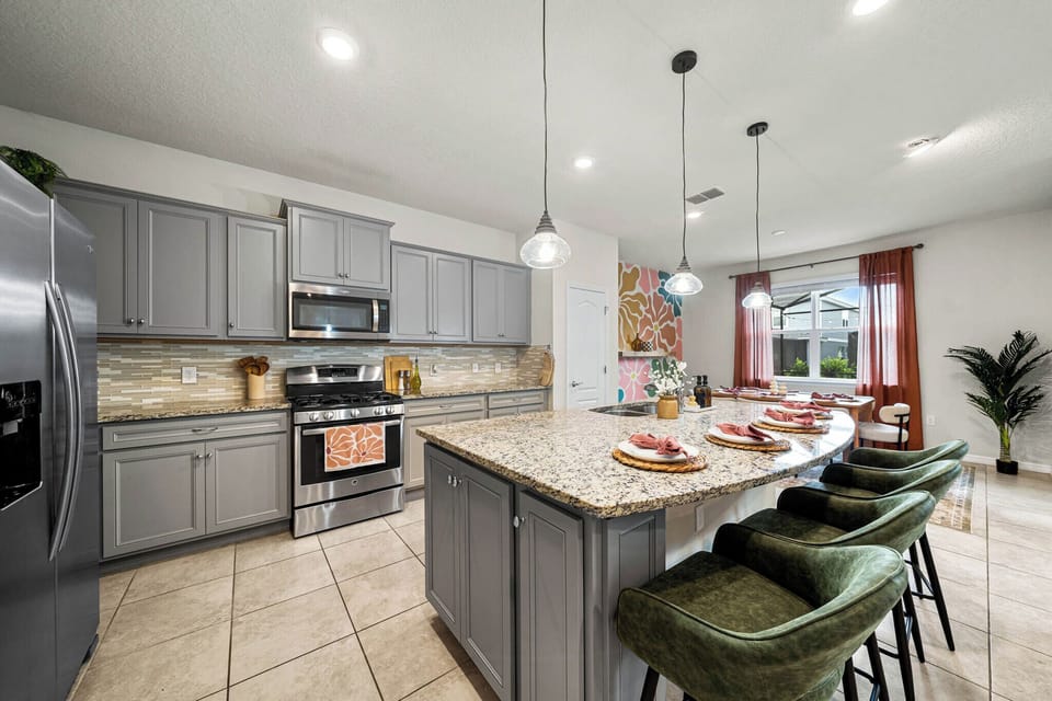 Kitchen island with bar seating for 4
