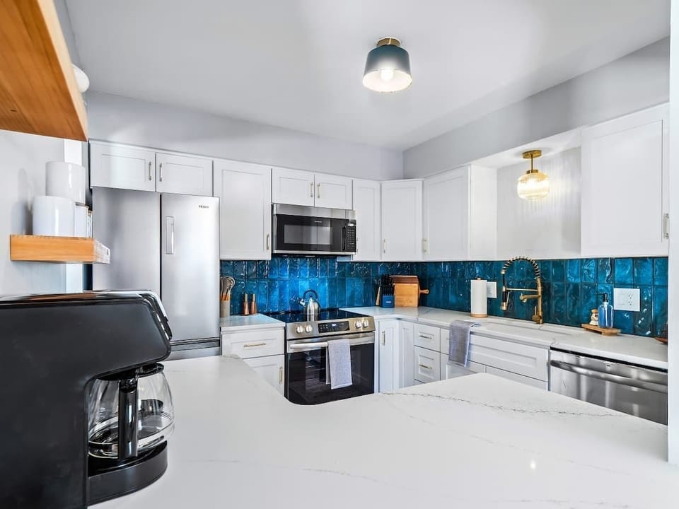Bright kitchen w/ clean lines & plenty of prep space
