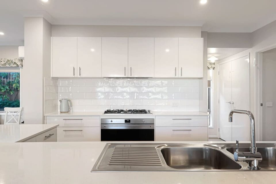 🍳 Spacious chef’s kitchen with modern appliances, perfect for group meals