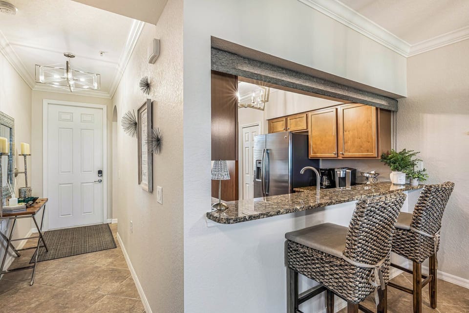 Breakfast Bar with seating for 2