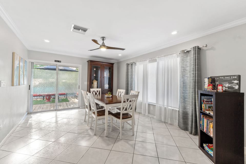 Dinning area with seating for 6, perfect for family  meals and gatherings.