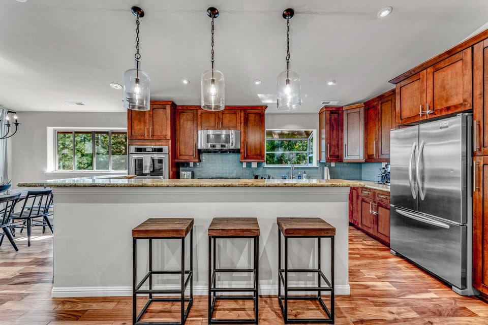 Kitchen: Well-equipped kitchen, updated KitchenAid appliances, kitchen island w/3 bar stools